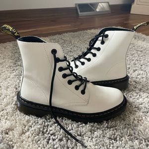 Women’s white dr martens size 8